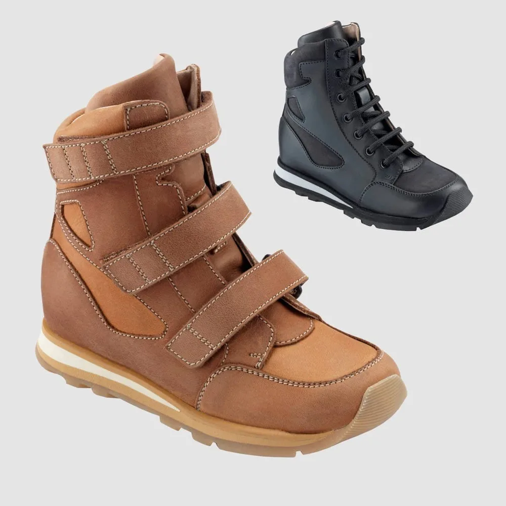 Bota ortopédica azul con cierre de cordones, modelo para estabilidad