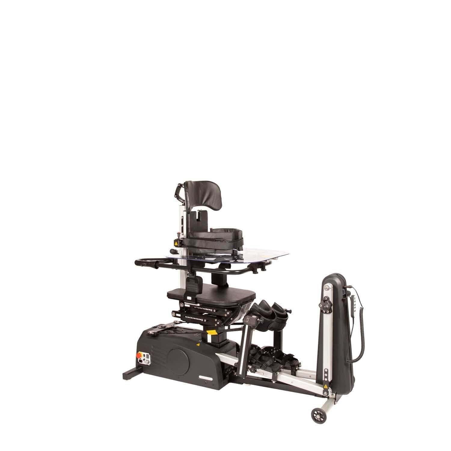Innowalk visto de lado, con asiento, mesa, soportes de pierna y base motorizada