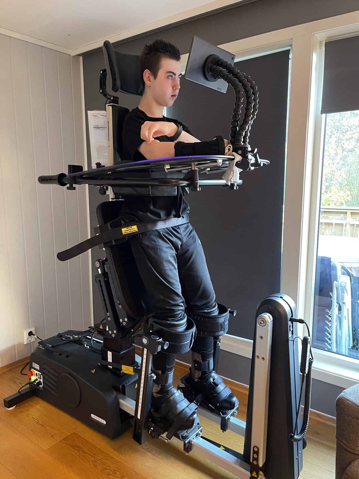 Un joven utiliza Innowalk en casa