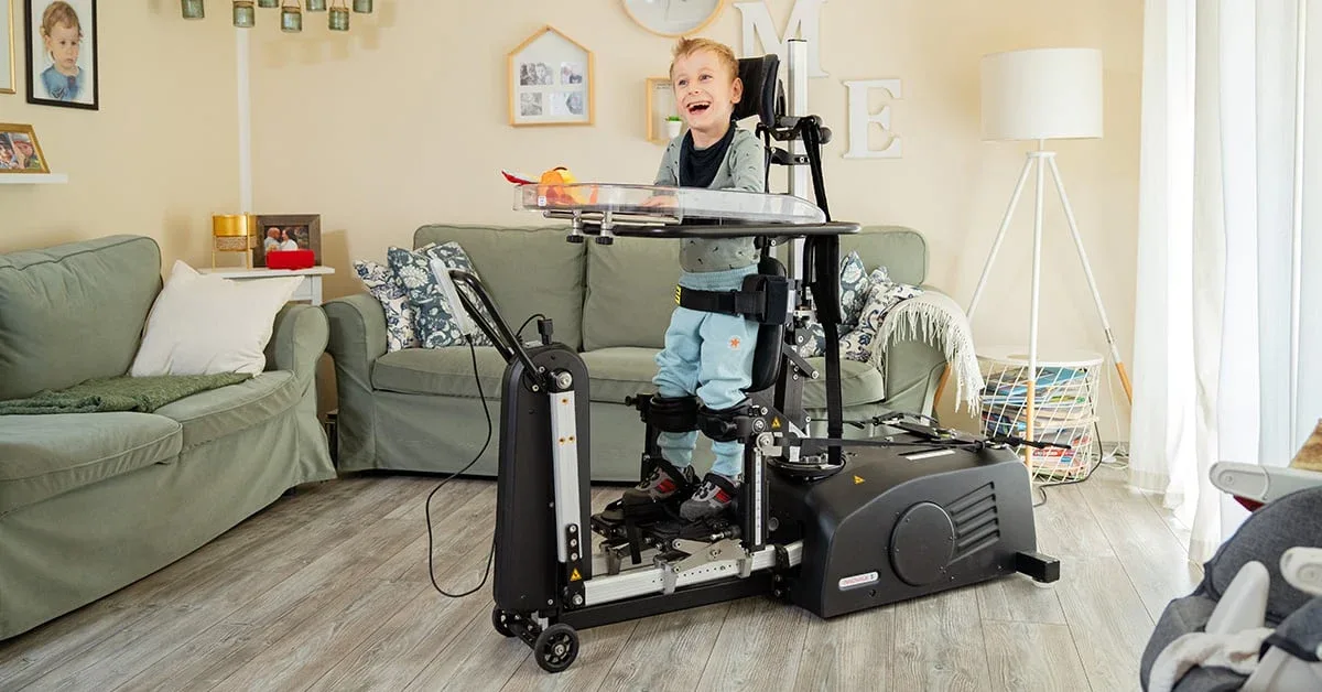 Un niño utiliza el Innowalk en el salón de casa, junto al sofá