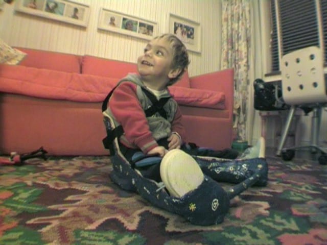 A child sitting in a sledge-type floor seat keeps the trunk upright and the hands free