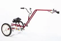 Triciclo adaptado Hitch Combo rojo con el brazo de remolque desplegado