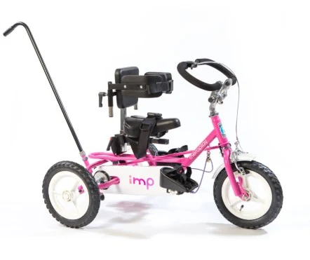 Triciclo adaptado IMP rosa con soporte de tronco y barra de acompañante